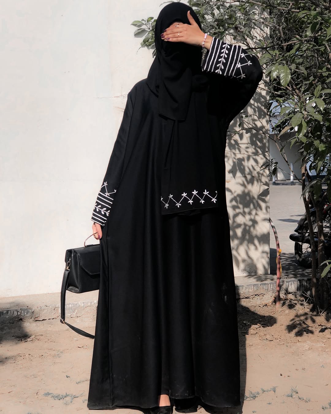 Line Embroidered Abaya